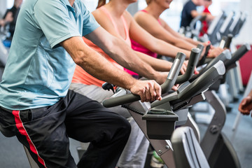 Gruppe beim Spinning im Fitnessstudio