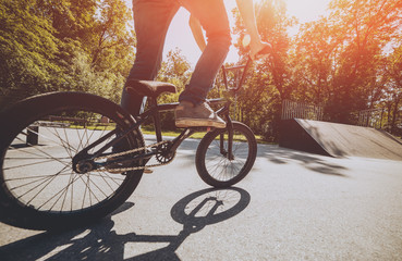 Naklejka premium Bmx rider performing tricks at skatepark.