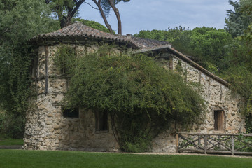Fototapeta na wymiar Casa de la Vieja, parque de El Capricho (Madrid)