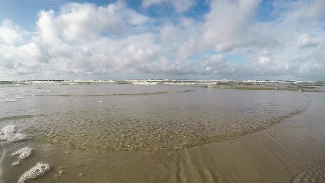 tarke Brandung der Ostsee an der polnischen K&uuml;ste, Kamera tief in der Brandung