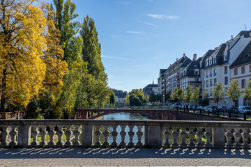 Historische Fachwerkhäuser in Straßburg am Ufer des Ill 