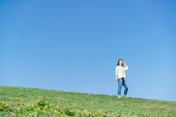 女性・青空