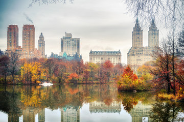 Fototapeta premium Jezioro w Central Parku w Nowym Jorku w jesienny dzień, USA