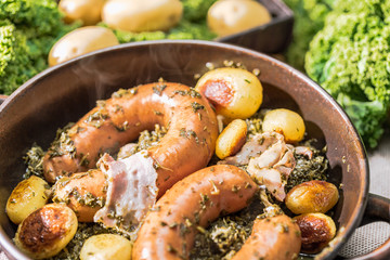 Grünkohl mit Bregenwurst und Röstkartoffeln