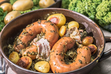 Grünkohl mit Bregenwurst und Röstkartoffeln