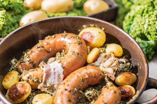 Gr&uuml;nkohl mit Bregenwurst und R&ouml;stkartoffeln