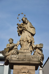 Fototapeta na wymiar Figura św. Jana Nepomucena
