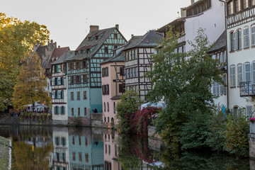 Fototapeta na wymiar Historische Fachwerkhäuser in Straßburg am Ufer des Ill 