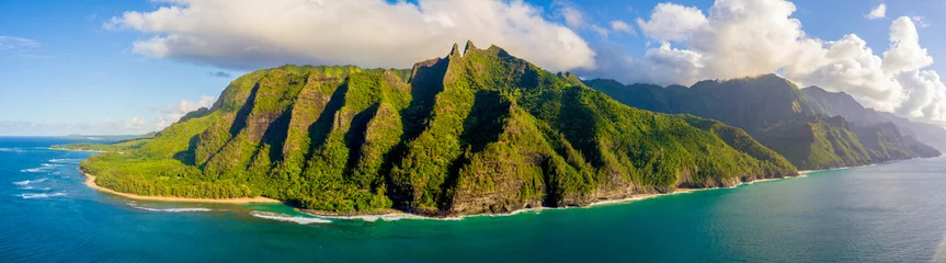 Erstaunliche Luftaufnahme der Klippen der Küste von Na Pali von oben. Schöner Pazifischer Ozean, Sonnenlicht und grüne Klippen der Hawaii-Inseln. © ingusk