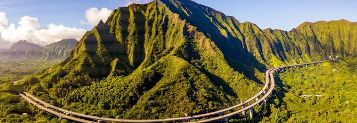 Fototapeten Green cliffs and mountains on the island of Oahu, Hawaii with the world famous Haiku stairs or the stairs to heaven.  © ingusk