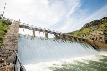 Uniek perspectief op een afleidingsdam op een rivier in Idaho