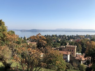 Fototapeta na wymiar Il Lago Maggiore a Lesa in autunno