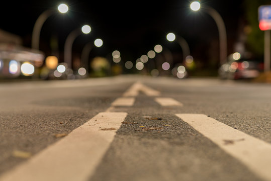 Stra&szlig;e bei Nacht