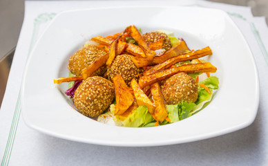 Salad with pumpkin and carrot croquettes
