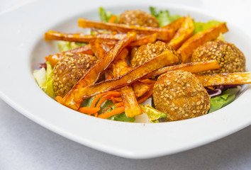 Salad with pumpkin and carrot croquettes