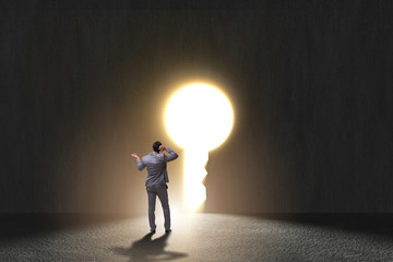 Obraz premium Businessman facing difficult choice dilemma