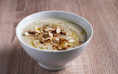 coliflower soup with almonds
