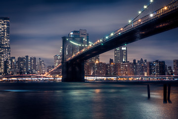 Fototapeta na wymiar Brooklyn Bridge bei Nacht