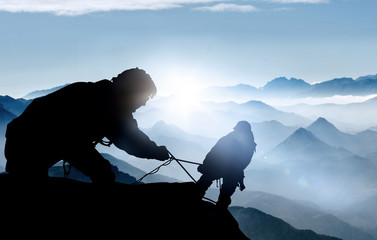 Hilfe beim Aufstieg - Bergsteiger auf einem Gipfel im Hochgebirge  - 177686663