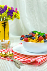 cornflakes, breakfast of cornflakes and berries