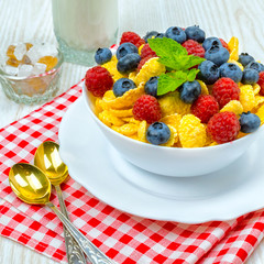 cornflakes, breakfast of cornflakes and berries