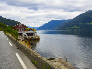 Fototapeta premium Paisajes de agua, montañas, y prados en la zona de ODDA a JONDAL en el sur de Noruega a orillas del fiordo Hardangerfjorden. Vacaciones de verano de 2017