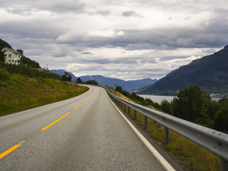 Paisajes de agua, montañas, y prados en la zona de ODDA a JONDAL en el sur de Noruega a orillas del fiordo Hardangerfjorden. Vacaciones de verano de 2017

