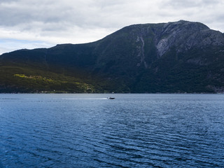 Paisajes de agua, montañas, y prados en la zona de ODDA a JONDAL en el sur de Noruega a orillas del fiordo Hardangerfjorden. Vacaciones de verano de 2017
