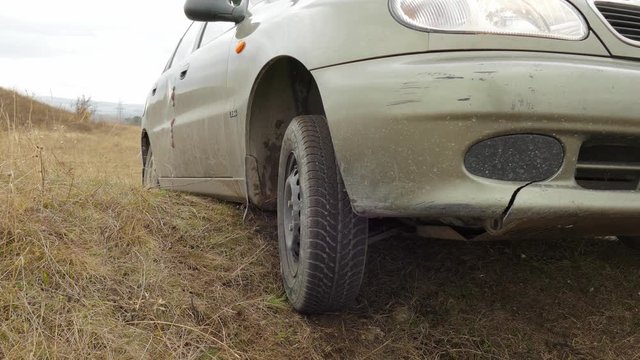 Emergency road situation / Car was stuck in the pit on dirt road, wheel slipping on dry dirt