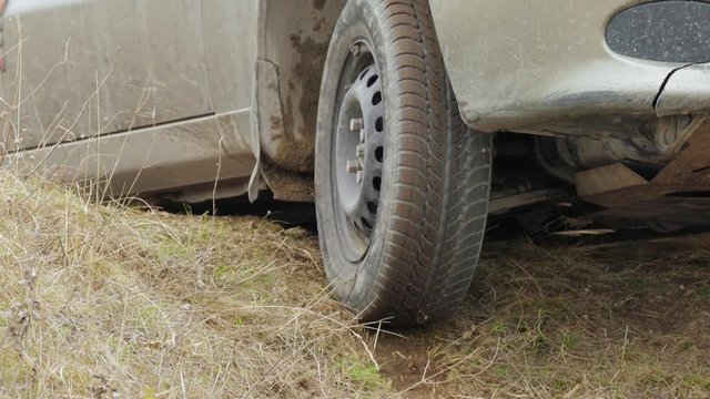 Road emergency situation / Car was stuck in the pit on dirt road, wheel slipping on dry dirt