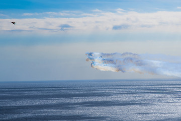 Equipo de aviones de combate evolucionando sobre el mar