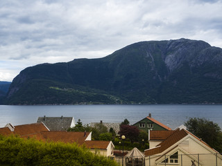 Paisajes de agua, montañas, y prados en la zona de ODDA a JONDAL en el sur de Noruega a orillas del fiordo Hardangerfjorden. Vacaciones de verano de 2017
