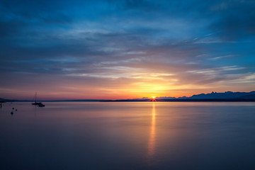 Fototapeta na wymiar Beautiful sunrise at the lake Geneva Switzerland