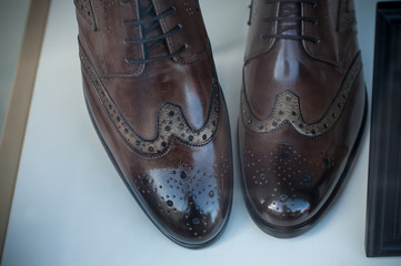 chaussures classiques pour homme en vitrine