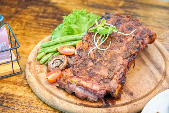 Tasty grilled ribs with vegetables