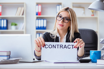 Young businesswoman with message in the office