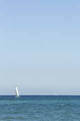 Fototapeta premium Veleiro branco no mar mediterrâneo