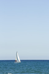 Veleiro branco no mar mediterr&acirc;neo