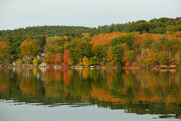 Obraz premium Fall colors with reflection at the lake 5