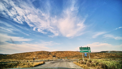 Obraz premium highway sign in the middle of the desert