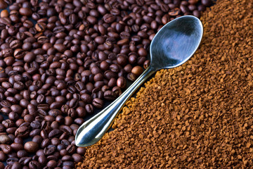 Кофе в зёрнах и молотый кофе.