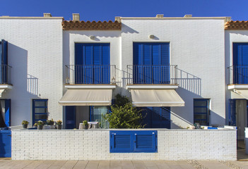 Casa de praia azul e branca