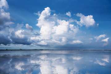 Obraz premium Cloud and blue sky reflect on the sea