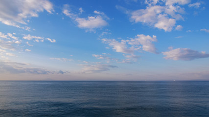 Fototapeta na wymiar 海と雲と青空