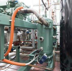 Industrial refrigerating machine, piping system.
