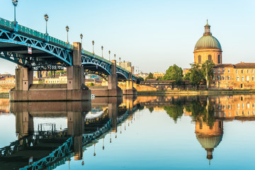 The Saint-Pierre bridge in Toulouse, France. - obrazy, fototapety, plakaty