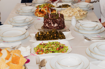 Yemek masasında çeşitli yiyecekler