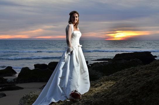 Novia reci&eacute;n casada enm la playa de noche.