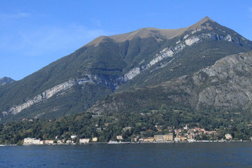 Blick auf Cadenabbia am Comer See mit Monte di Tremezzo und Monte Crocione