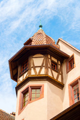 Fototapeta na wymiar Kleiner Turm von einem Gebäude in der französischen Stadt Colmar im Elsass.